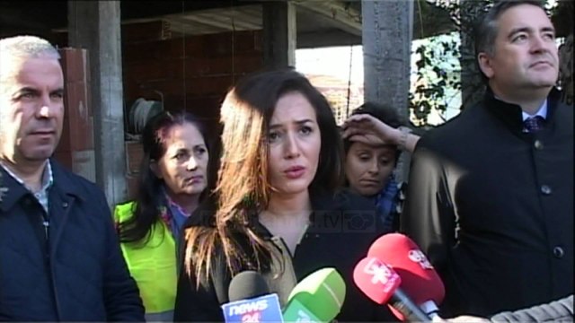 Ndihma familjeve në Shijak - Top Channel Albania - News - Lajme