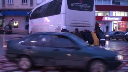 Kavşakta Arızalanan Otobüsü Vatandaşlar Çekti