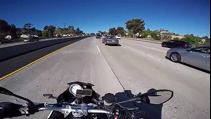 Araba Camından Ayağını Çıkaran Kıza Motorcu Bakın Ne Yaptı!