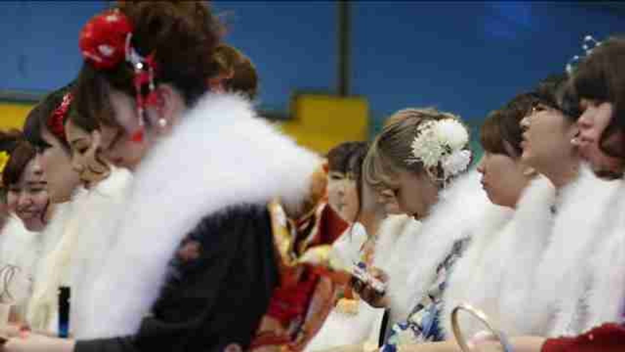 Miles de jóvenes celebran su mayoría de edad en Japón