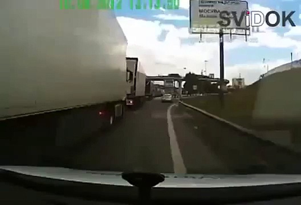 [側面衝突の瞬間]　高齢者ドライバーにぶつけられる車