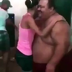 Gordo bailando bachata