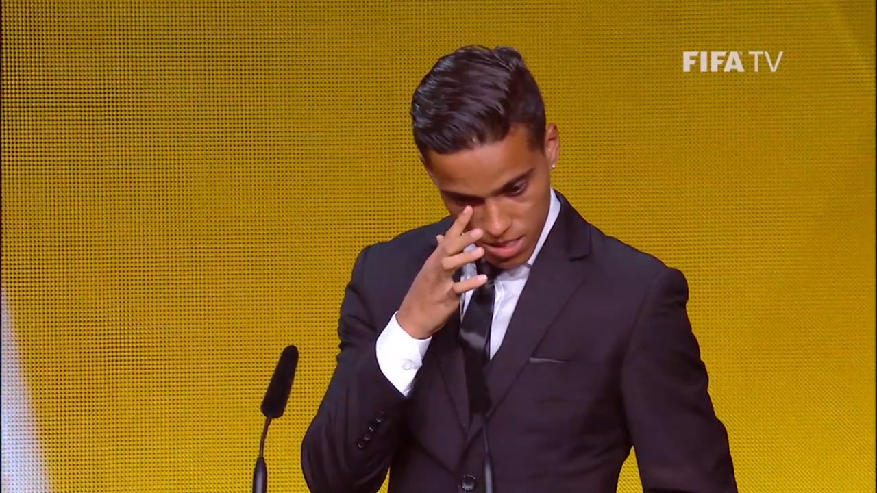 Wendell Lira vence o Puskas e se emociona - Vídeo Dailymotion