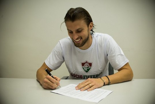 Henrique veste a camisa do Flu e manda recado para torcida
