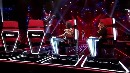 من اول كلمه تغنيها تلف لجنة التحكيم الاربعة صوت قنبلة