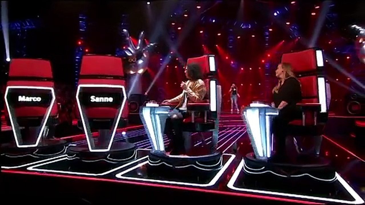 من اول كلمه تغنيها تلف لجنة التحكيم الاربعة صوت قنبلة