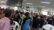 Torcedores capixabas recepcionam o Botafogo no aeroporto de Vitória