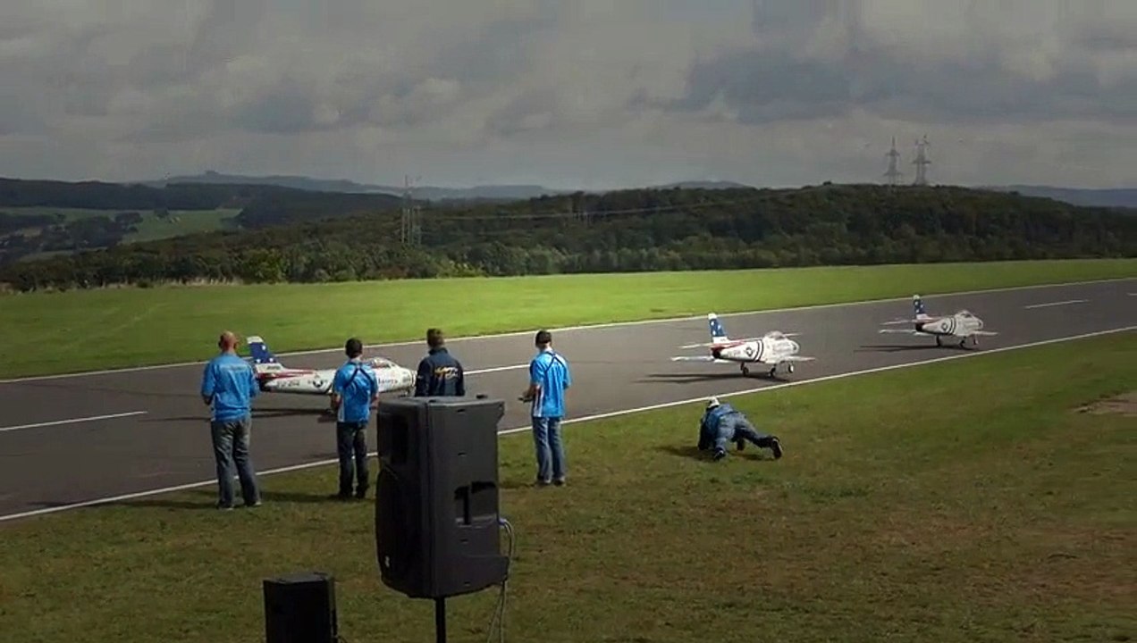 X F-8GIANT SCALE RC TURBINE MODEL JET FLIGHT TO MUSIC AIRSHOW / Jetpower Messe 201 Hobby And Fun