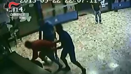 Roma - lo pestarono perché si rifiutò di pagare da bere: 2 arresti
