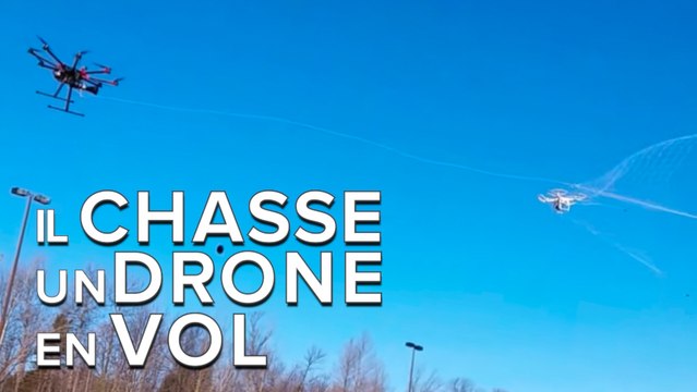 Un hexacoptère chasse un drone en vol grâce à son lance filet