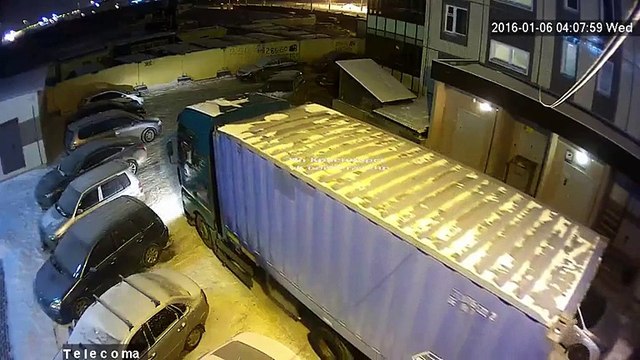 При выезде из двора грузовик протаранил 12 авто