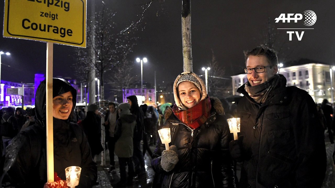Lichterkette gegen Legida und Randale in Leipzig