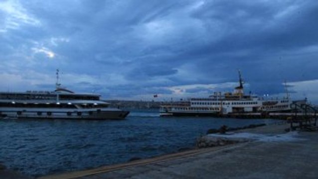 İstanbul'da Lodos Deniz ve Hava Seferlerini Aksatıyor, Bazı Seferler İptal