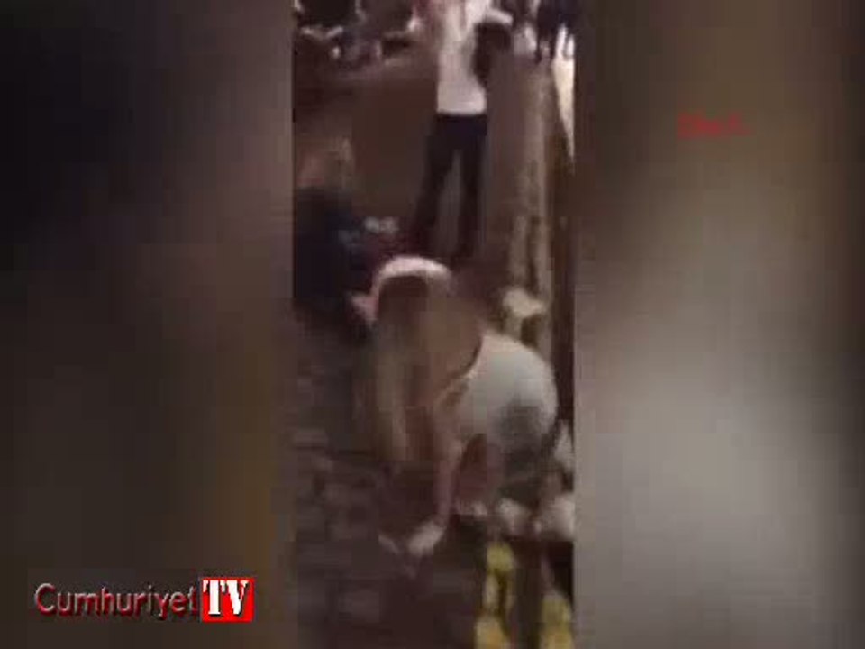 İki genç kadının saç saça baş başa kavgası kamerada
