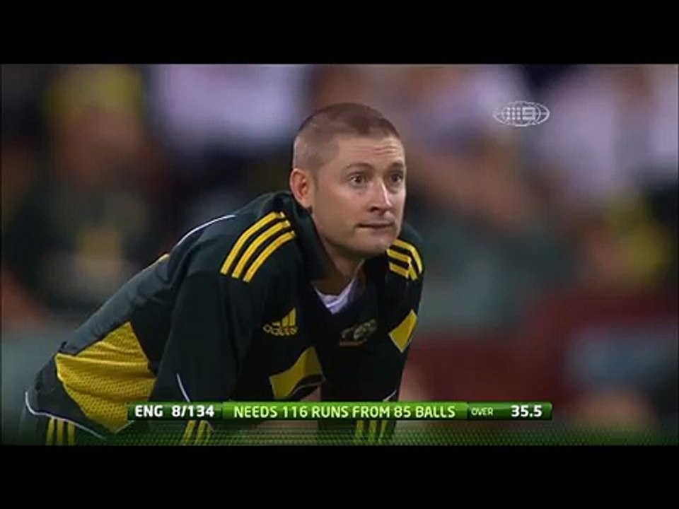 Cricket Video: Runner Confuses Australian Fielders. Extra Runner Funny Scene.. Australian Fielders get Confused Easily