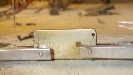 Electrocuting an iPhone With 6,000 Amps - Will It Melt