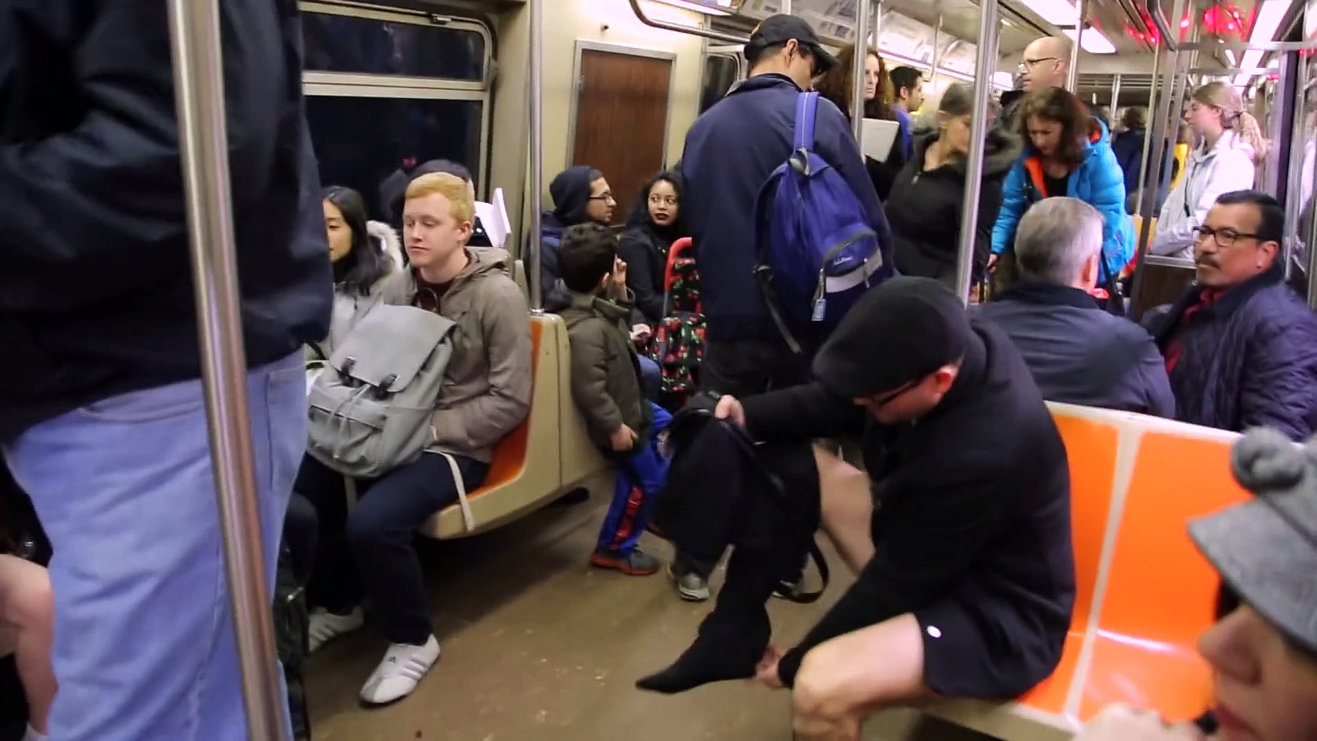 Journée sans pantalon dans le métro de New York... - Vidéo Dailymotion