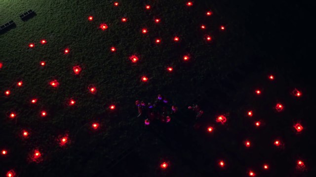 Spectacle son et lumière impressionnant : 100 drones volants éclairés et un orchestre - Record du monde