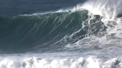 Dengesini Kaybeden Sörfçü Dalgaların Arasında Kayboldu