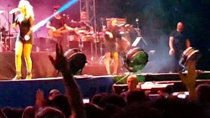 Hadise - Aşkkolik (izmir Fuar Konseri)