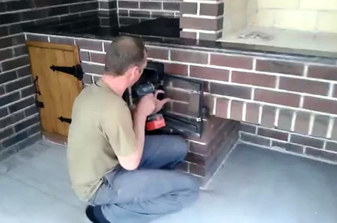 Установка топочной дверцы в печи