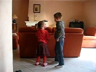 lena fais une bise à simon