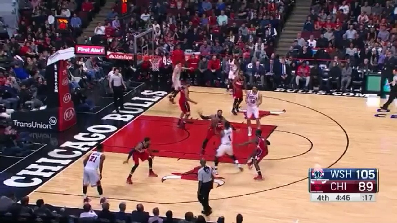 Ramon Sessions rate le dunk lamentablement