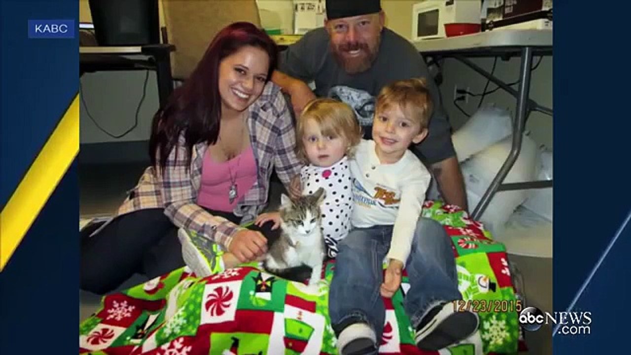 Beautiful amputee girl becomes best of friends with a 3-legged kitten (7 Photos)