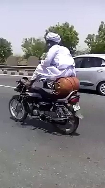 Pakistani Funny Baba In Action