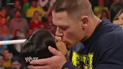 AJ Lee Besa a John Cena | Raw Latino ᴴᴰ