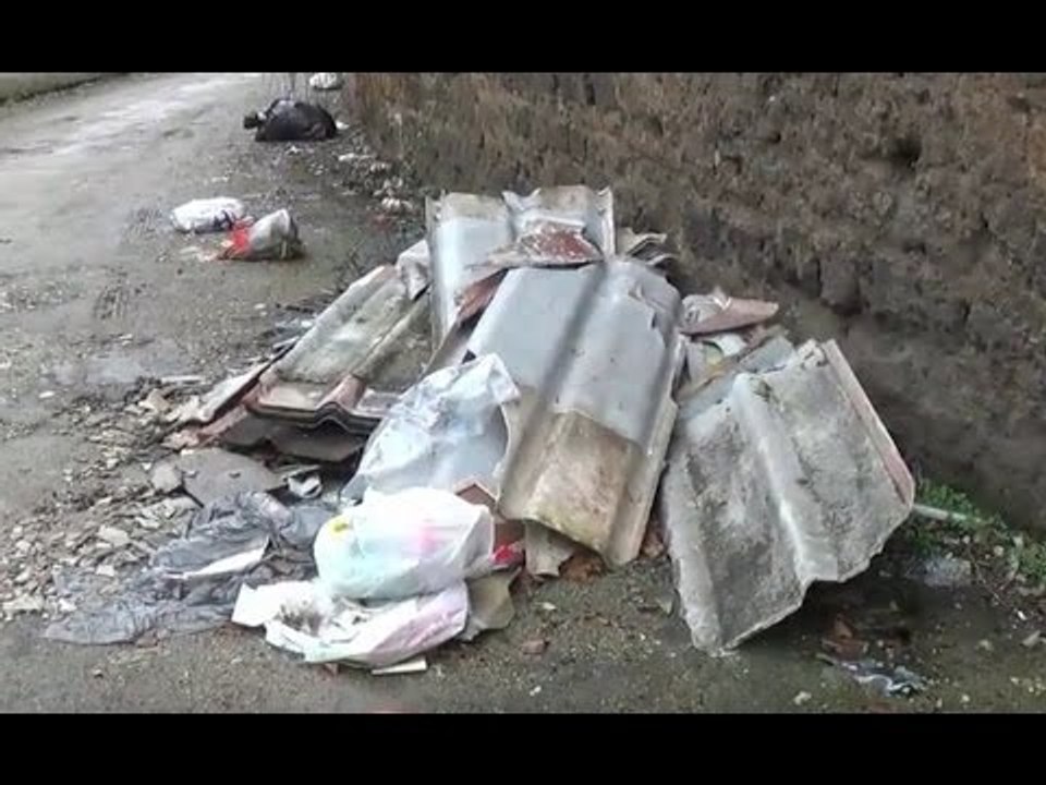 Aversa (CE) - Via Abenavolo tra amianto e rifiuti (11.01.16)