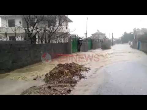 Përmbytje në një lagje të Elbasanit, uji edhe në banesa - Ora News- Lajmi i fundit-