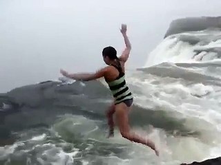 Дьявольский бассейн водопада Виктория 128 метров над обрывом