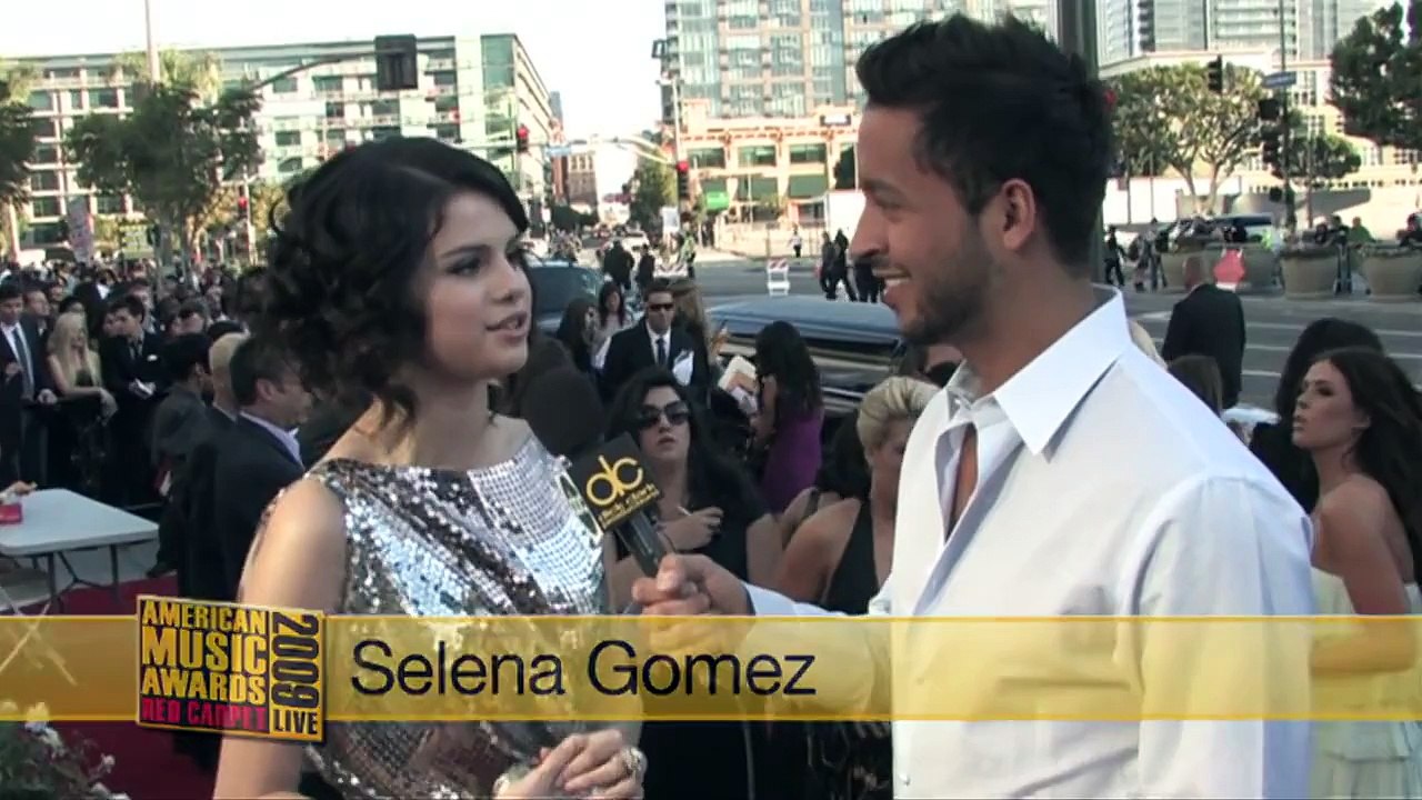 Selena Gomez - 2009 Red Carpet Interview (American Music Awards)