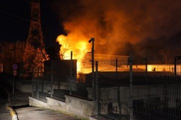 Üniversite Bahçesinde Korkutan Trafo Yangını