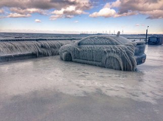 Une voiture recouverte de glace au bord du lac Érié