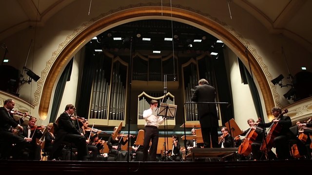 Ce violoniste casse une corde et échange son violon avec son voisin!! Maximilian Simon - Jenaer Philharmonie