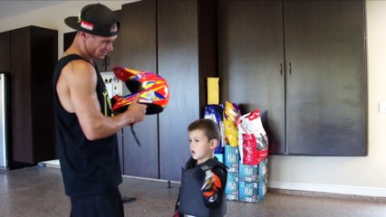 Un gamin de 4 ans fait du motocross comme un pro