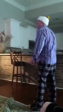 Un papy en colère casse sa canne parce que son équipe a raté un point - Minnesota Vikings VS Seattle Seahawks