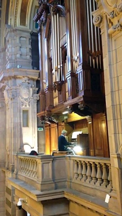 Musician plays 'Life On Mars' on 115yo organ in memory of David Bowie at Kelvingrove Musem