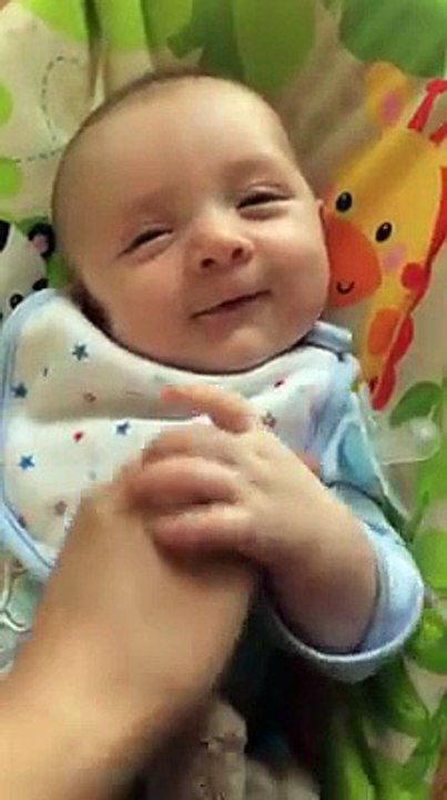 Bé 7 tuần nói Hello