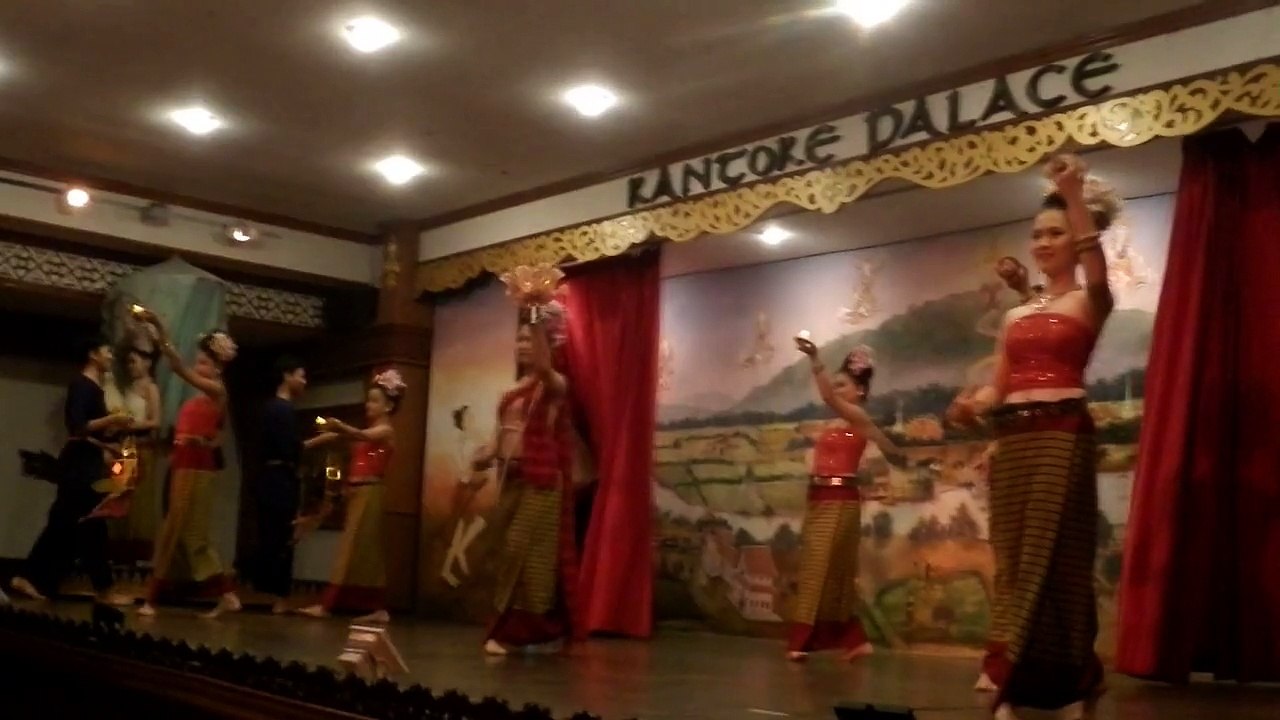 "PRATHIP"  DANSE TRADITIONNELLE KANTOKE A CHIANG MAI (THAÏLANDE) LE 28 NOVEMBRE 2015
