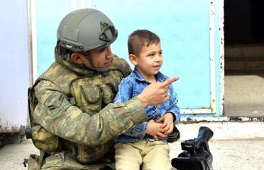 Silopi'de Zırhlı Araçlarla Getirilen Yiyecekler Vatandaşlara Dağıtıldı