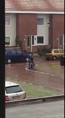 Парень не может выкинуть мусор из-за гололеда и сильного ветра