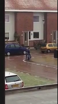 Парень не может выкинуть мусор из-за гололеда и сильного ветра