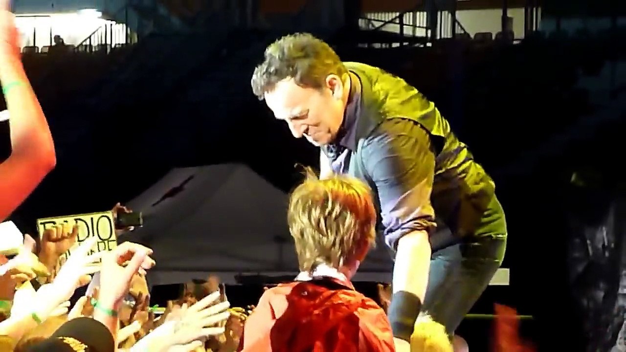 bruce springsteen - waiting on a sunny day   raise your hand, vienna 2012