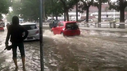 Kawasan Perkantoran Palembang Dikepung Banjir