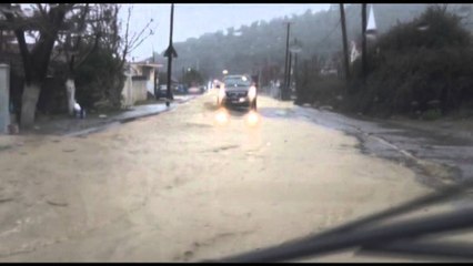 PERMBYTET ELBASANI,I GJITHE QYTETI NEN UJE,IZOLOHEN FEMIJET NE NJE SHKOLLE LAJM mpg