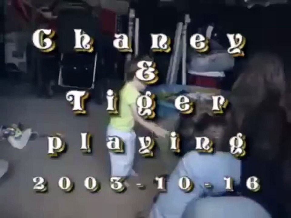 Ce gros chien adore faire rire ce bébé trop mignon