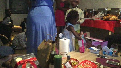 Mara Julie pakt haar pop uit